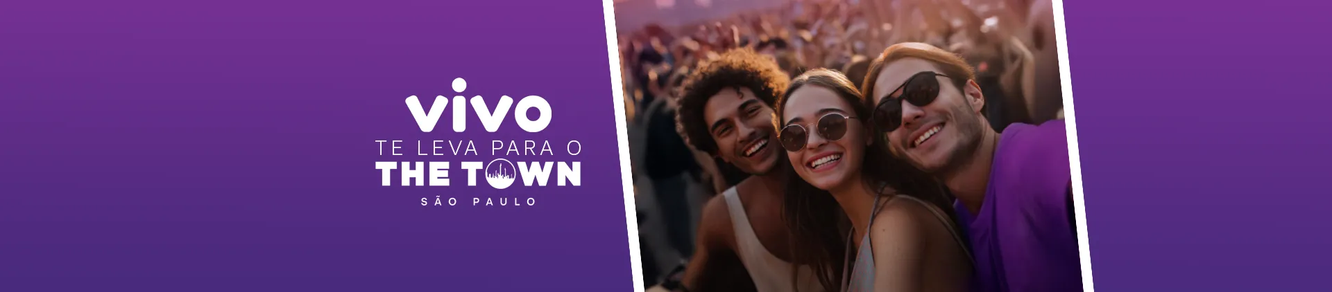 Foto de três pessoas em um show, uma mulher e dois homens. Lê-se: "Vivo te leva para o The Town"