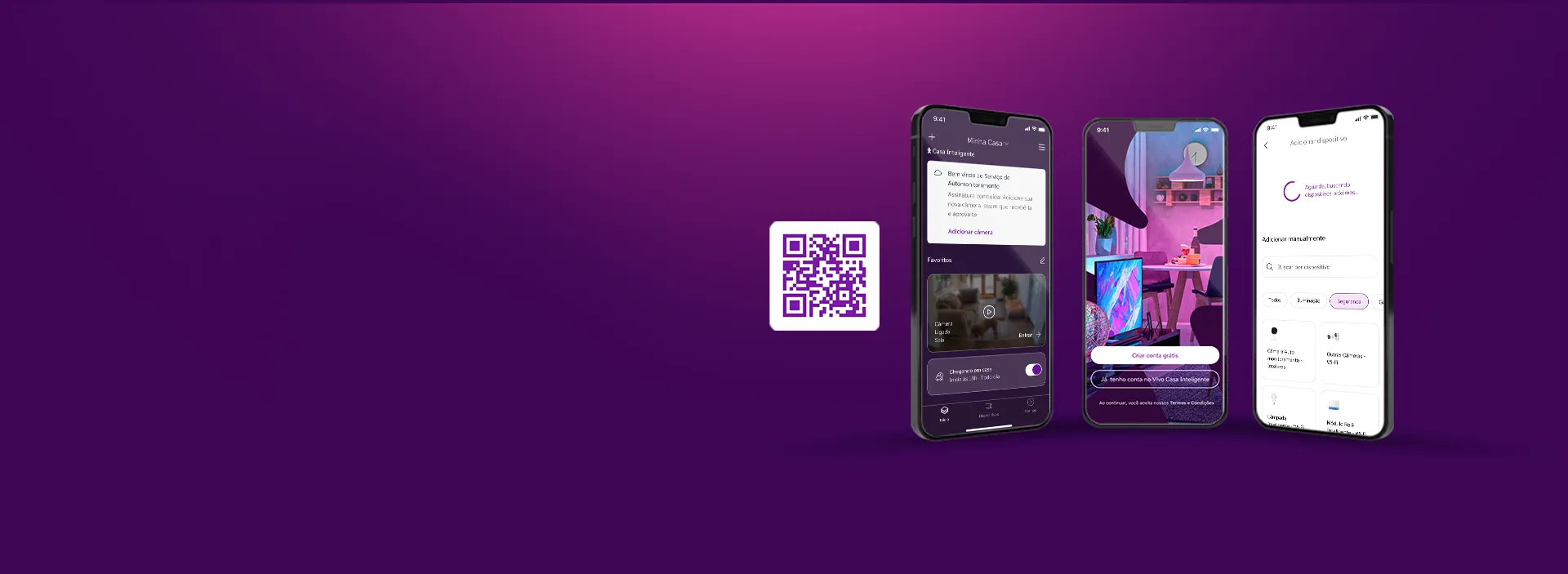 Três celulares de pé em ângulo com o app Casa Inteligente na tela.