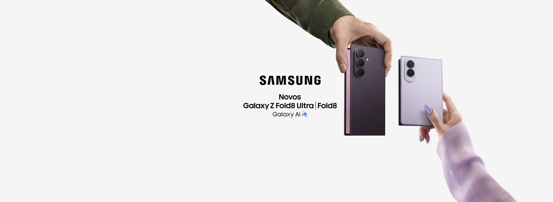 Duas mãos segurando os novos celulares Samsung Foldables.