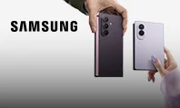 Duas mãos segurando os novos celulares Samsung Foldables.