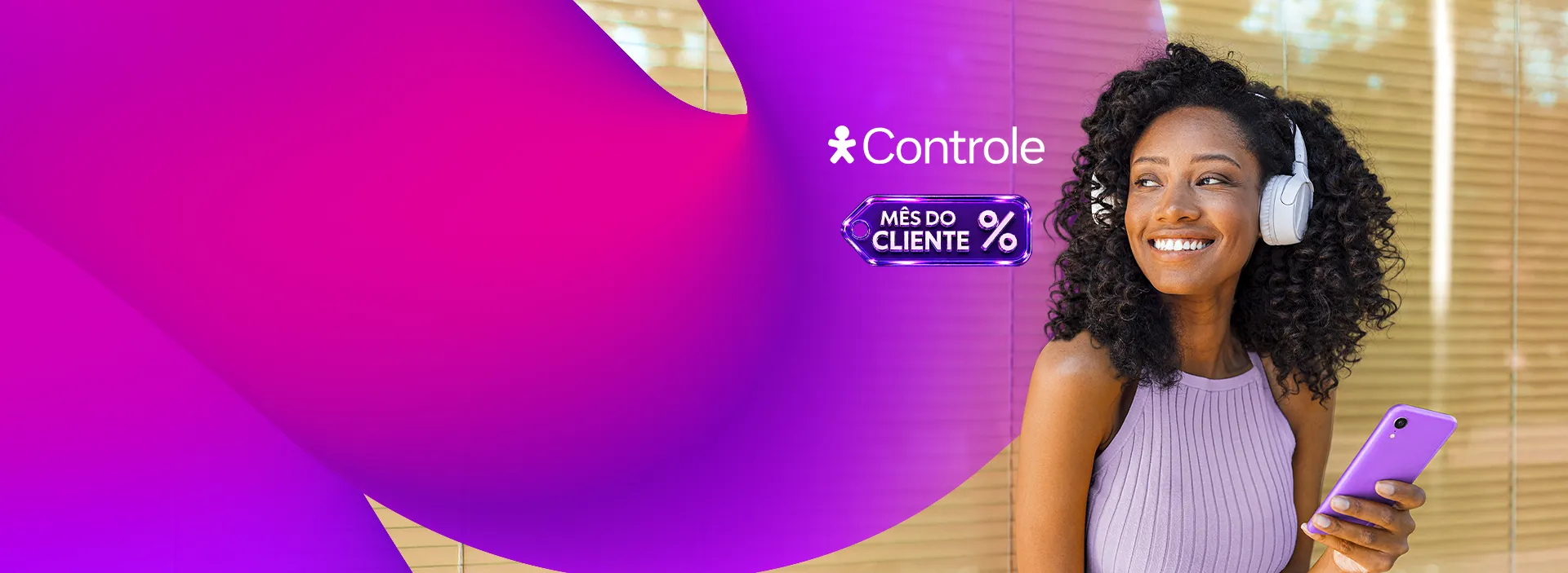 Pessoa com fones e celular ao lado da marca Vivo Controle e selo Mês do Cliente.