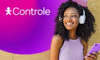 Pessoa com fones e celular em destaque na campanha Vivo Controle Mês do Cliente.