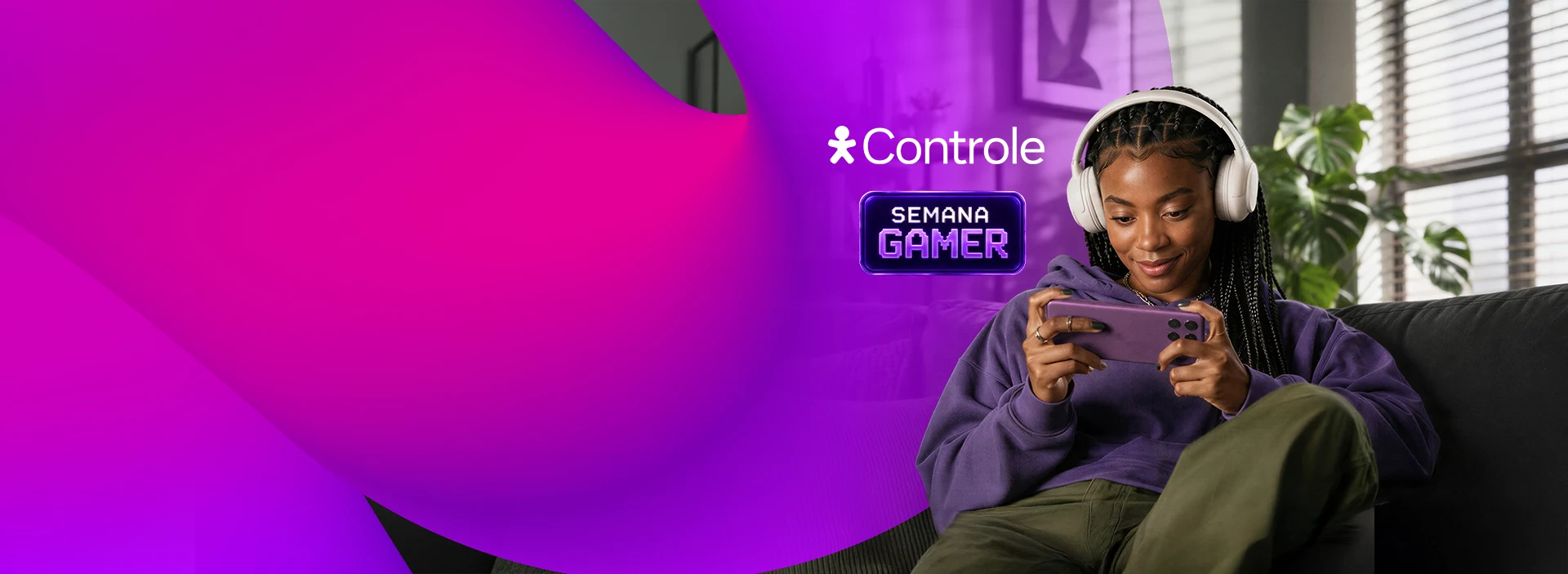 Pessoa usando fones de ouvido joga no celular em banner da Semana Gamer Vivo Controle.