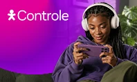 Pessoa usando fones de ouvido joga no celular em banner da Semana Gamer Vivo Controle.