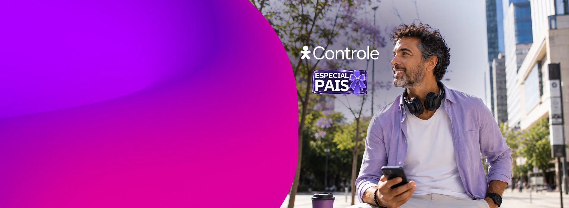 Homem com fone de ouvido no pescoço e celular na mão. Com logo Vivo Controle e selo Especial Pais.