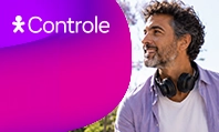 Homem com fone de ouvido no pescoço e camisa roxa, ao lado logo Vivo Controle.