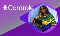 Imagem com mulher segurando celular. Com logo Vivo Controle.