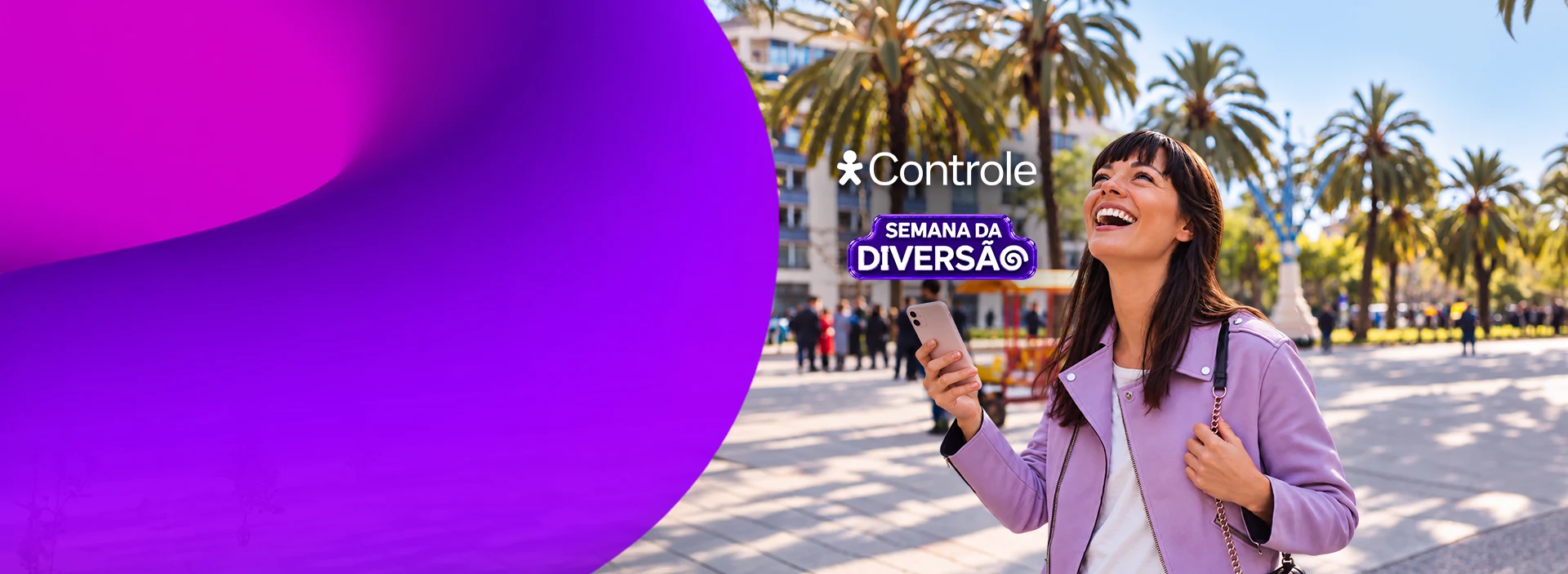Pessoa com celular em praça arborizada ao lado da marca Semana da Diversão Vivo Controle.