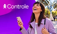 Pessoa com celular em praça arborizada ao lado da marca Semana da Diversão Vivo Controle.
