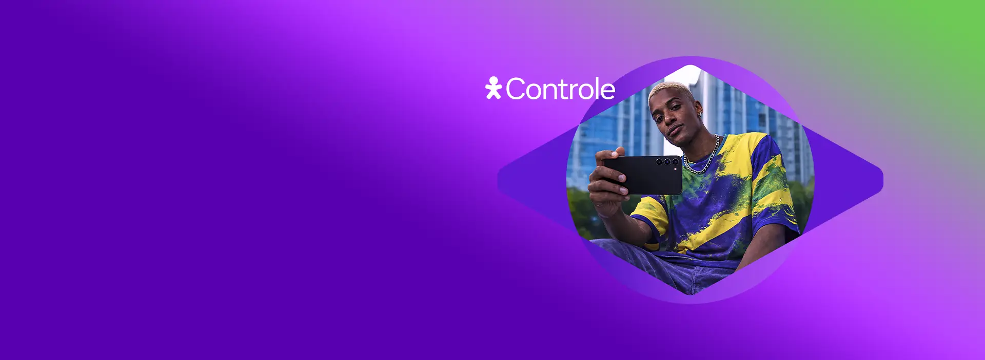 Imagem de um homem com uma camiseta da cor do Brasil segurando um celular em um fundo roxo degradê.