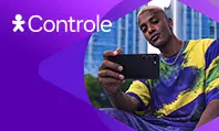 Imagem de um homem com uma camiseta da cor do Brasil segurando um celular em um fundo roxo degradê.
