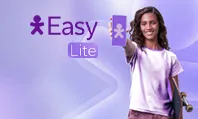 Rayssa Leal segurando um smartphone e o skate.
