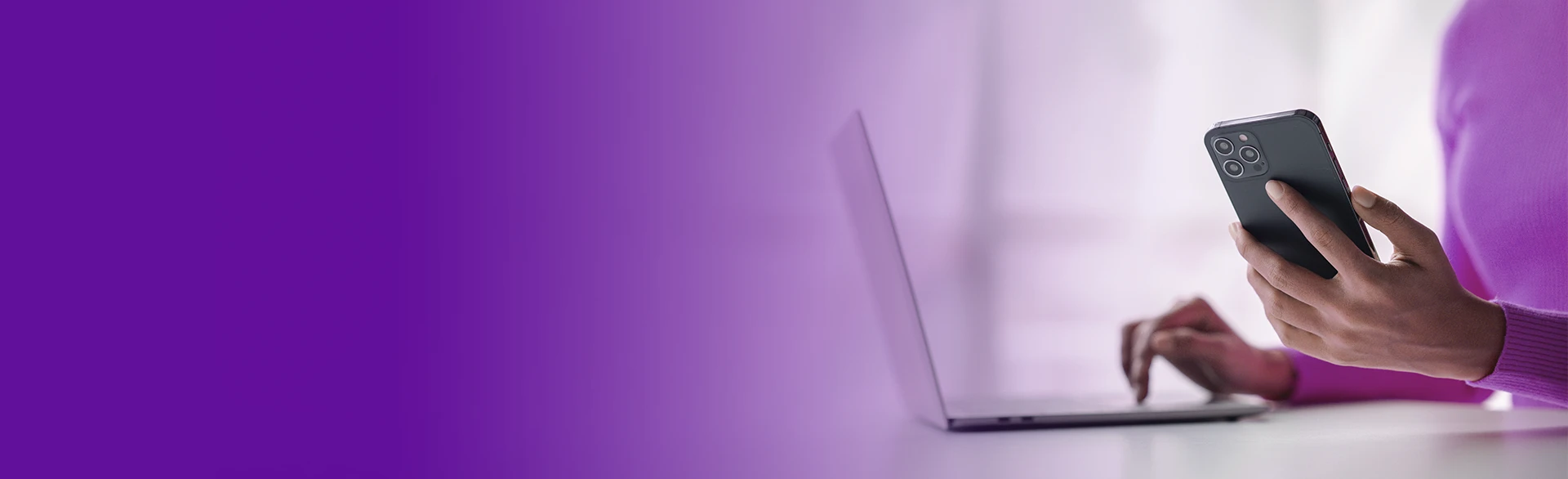 Imagem com degradê roxo à esquerda, à direita imagem de uma pessoa mexendo em celular e notebook.
