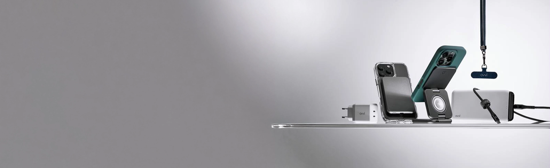 Banner com fundo em tons de cinza e composição de acessórias da marca Ovvi.