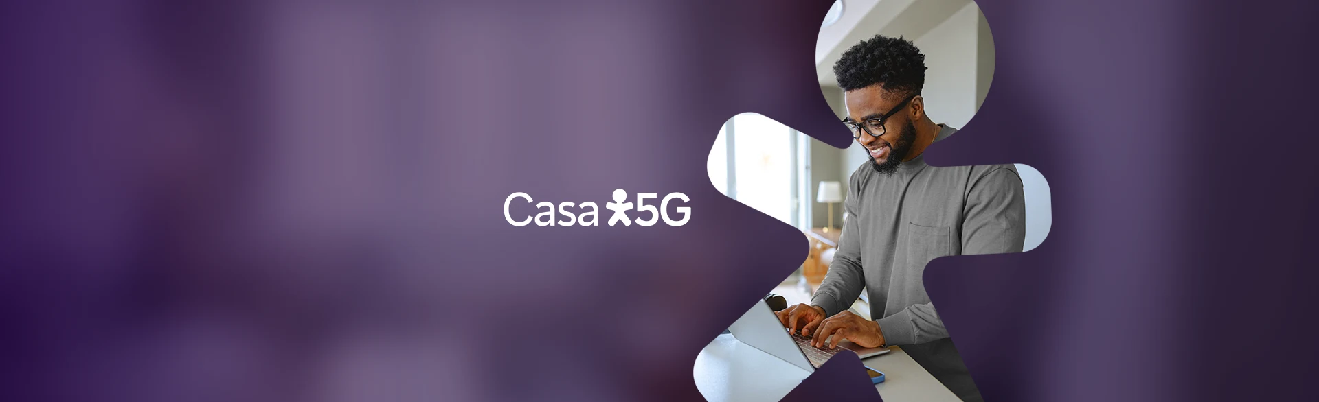 Imagem de um homem sorrindo mexendo no notebook. Logo Casa 5G.