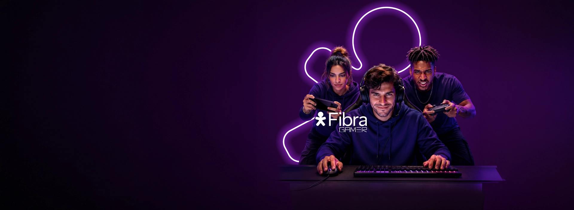 Três pessoas jogando em diferentes plataformas em um ambiente escuro com neon roxo.
