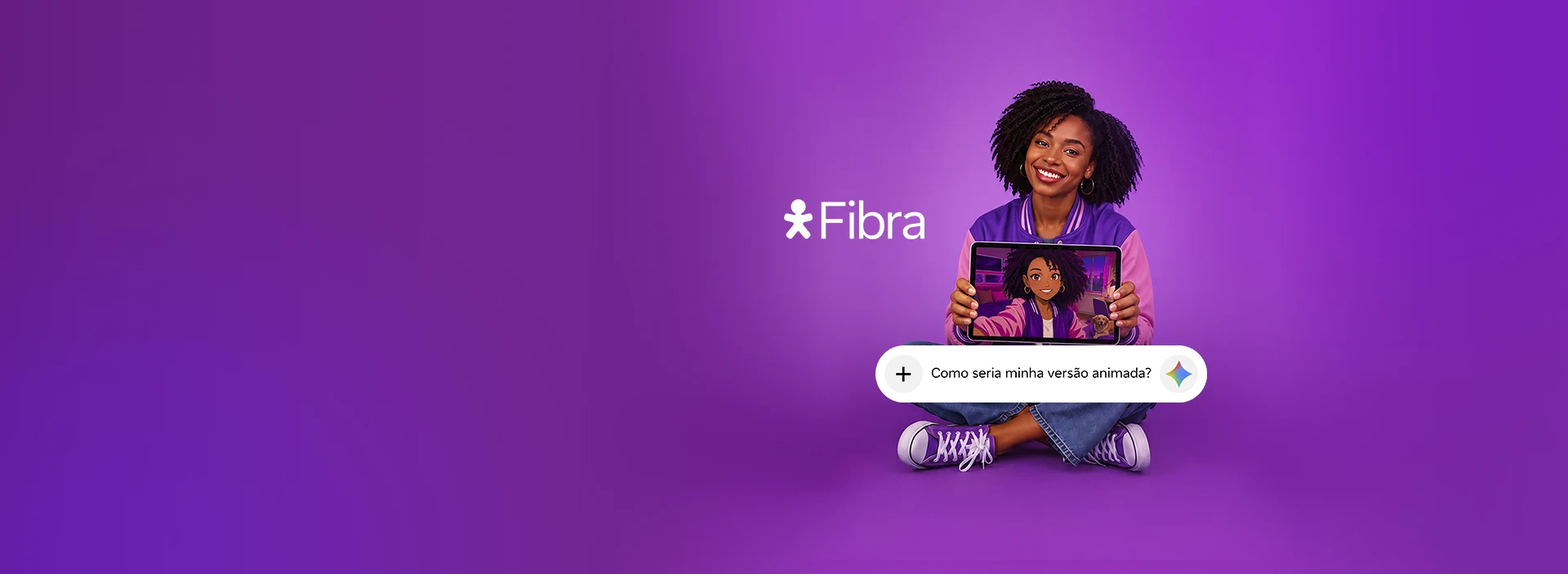 Mulher jovem sentada sorrindo segurando um tablet com a tela de um desenho dela em anime.