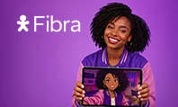 Mulher jovem sentada sorrindo segurando um tablet com a tela de um desenho dela em anime.