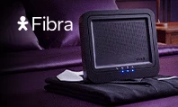 Um quarto com a cama de lençóis roxo e um moldem de Fibra em cima de um uniforme. Logo Vivo Fibra.