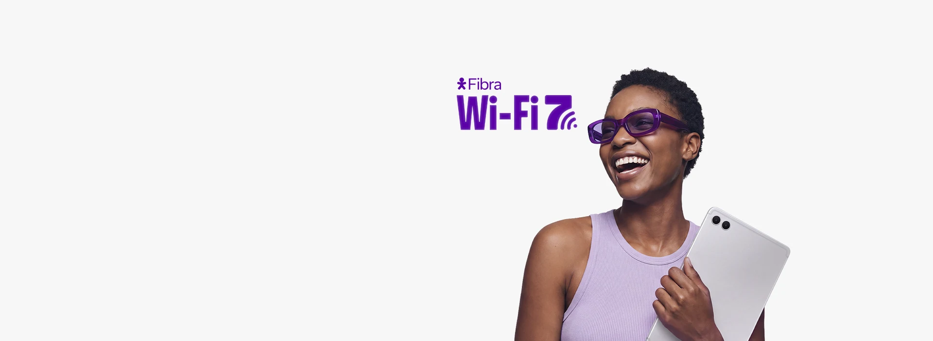 Pessoa segurando tablet ao lado da marca Vivo Fibra Wi‑Fi 7.