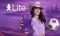 Pessoa segurando celular e bola de futebol em cenário rural com marca Vivo Lite.