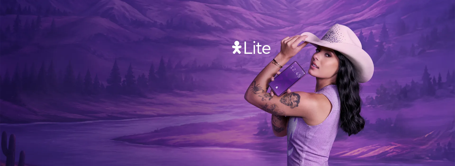 Ana Castela com chapéu rosa e segurando celular. Ao lado logo Vivo Lite.