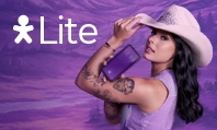 Ana Castela com chapéu rosa e segurando celular. Ao lado logo Vivo Lite.