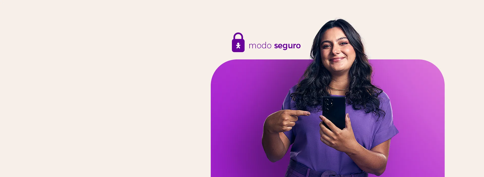 Mulher apontando para um celular junto do logo Modo Seguro.