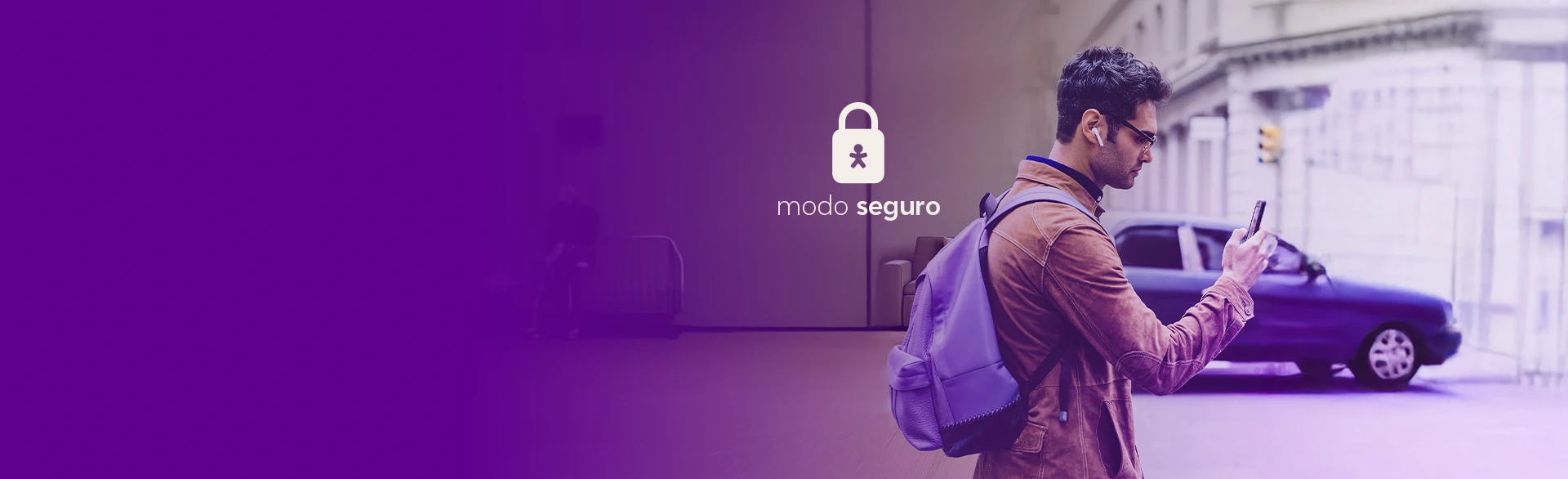 Homem na rua, vestindo mochila e mexendo no celular, ao lado logo Modo Seguro.