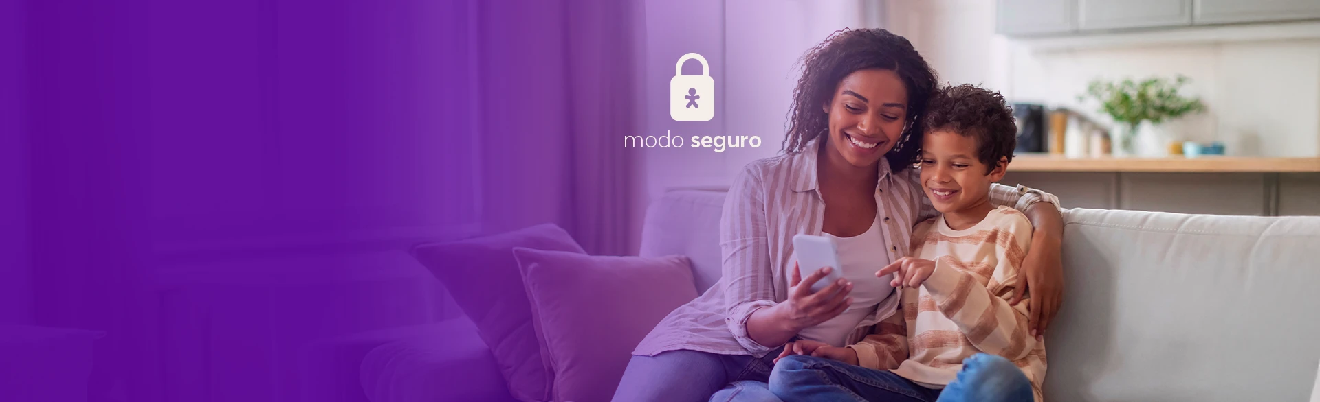 Imagem de mãe e filho sentados no sofá enquanto olham um celular, ao lado logo Modo Seguro.