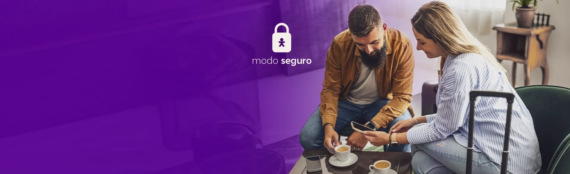 Imagem de casal sentados, tomando café, enquanto olham conteúdo no celular, ao lado logo Modo Seguro