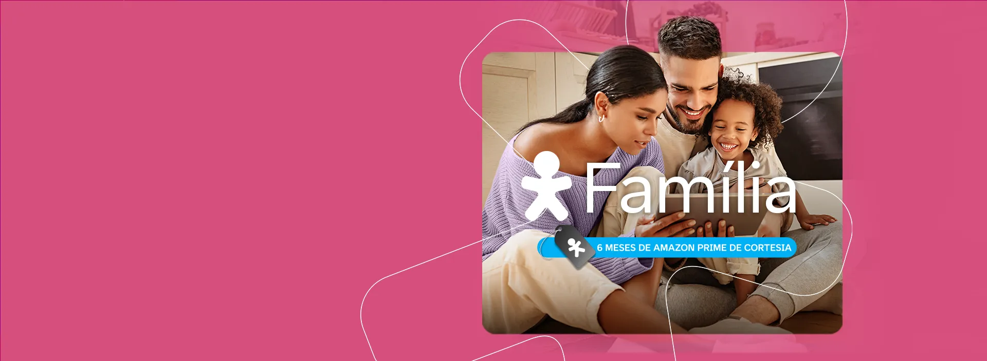 Imagem de uma mulher, um homem e uma criança sorrindo olhando para um tablet