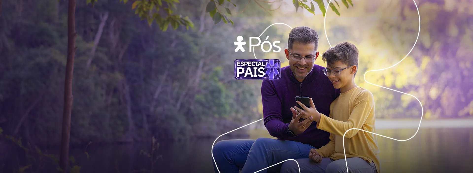 Pai e filho sentados em um parque com celular na mão. Lê-se: Vivo Pós, Especial pais.