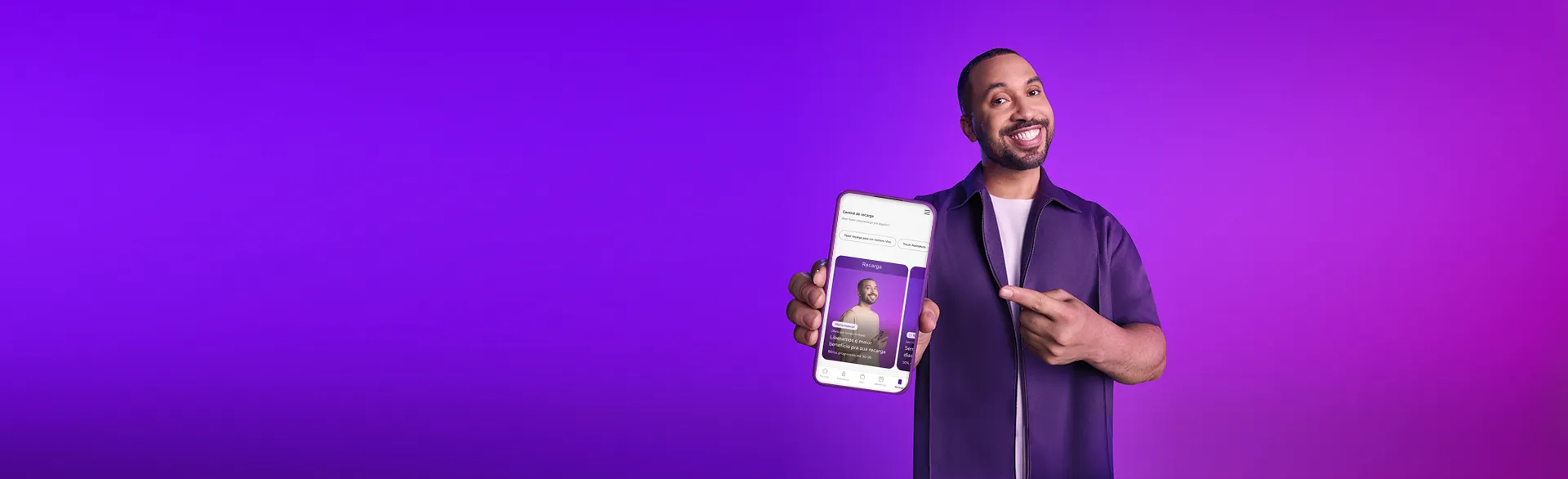 Gil do Vigor exibe smartphone com tela do App Vivo em banner de fundo roxo.