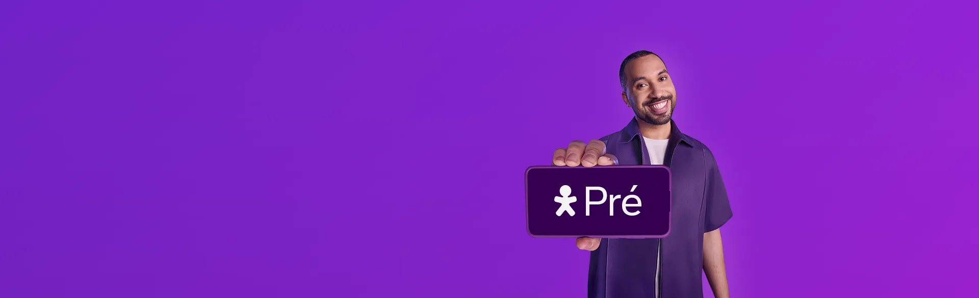 Imagem com fundo roxo claro e roxo escuro e um homem com camiseta roxa sorrindo mostrando celular