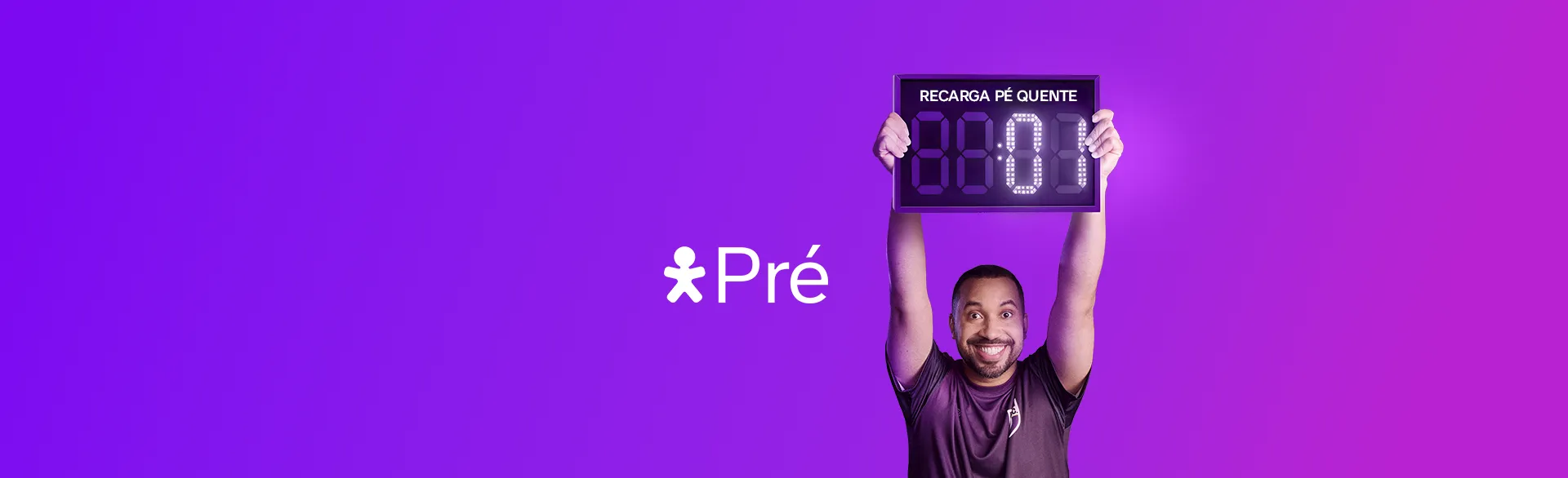Imagem de um homem segurando uma placa escrito "Recarga Pé Quente". Logo Vivo Pré