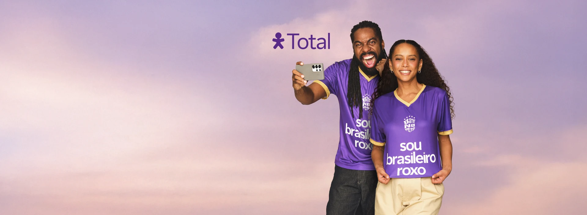 Imagem do ator Lázaro Ramos e da atriz Taís Araújo com a camiseta roxa "sou brasileiro roxo". 