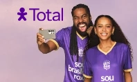 Imagem do ator Lázaro Ramos e da atriz Taís Araújo com a camiseta roxa "sou brasileiro roxo". 