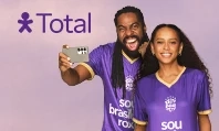 Imagem do ator Lázaro Ramos e da atriz Taís Araújo com a camiseta roxa "sou brasileiro roxo". 