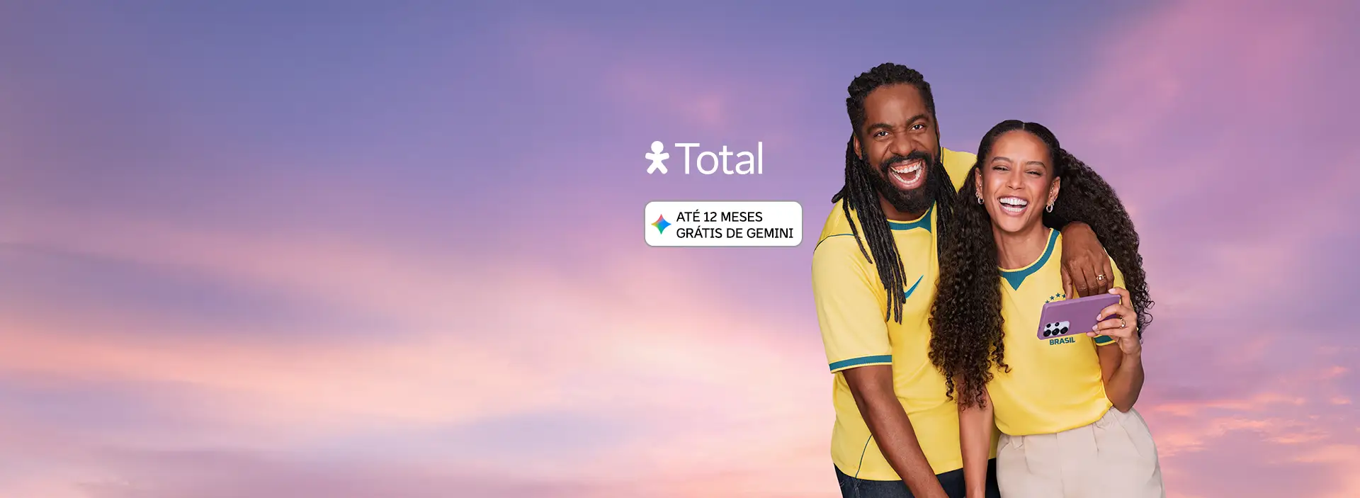 Imagem de um homem e de uma mulher sorrindo com a camiseta da seleção do Brasil.