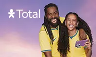 Imagem de um homem e de uma mulher sorrindo com a camiseta da seleção do Brasil.
