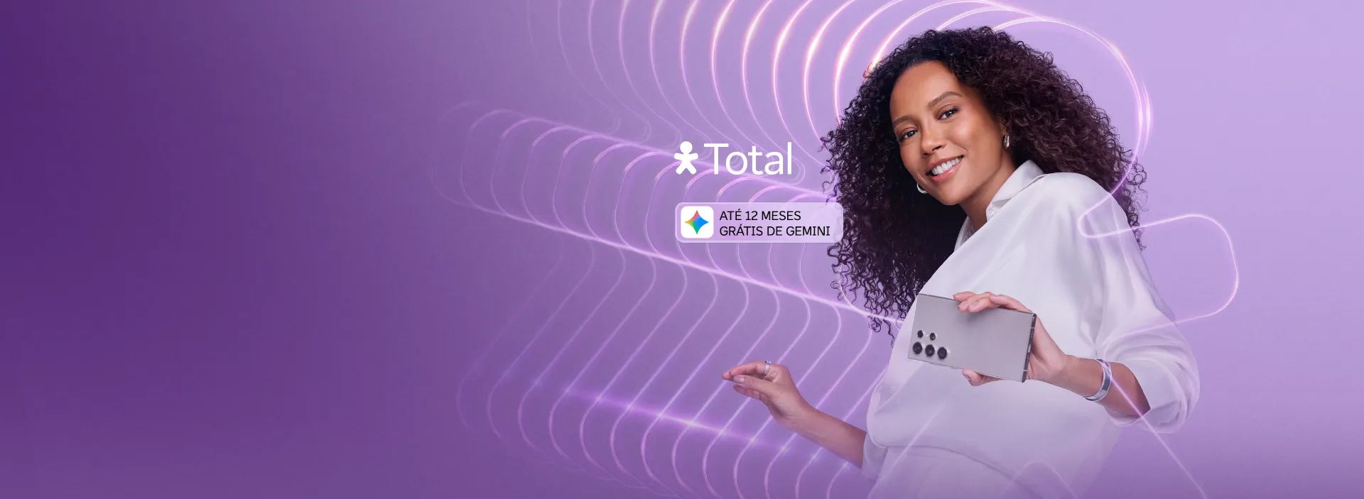 Thaís Araújo com celular na mão, junto da imagem o selo de até 12 meses grátis de Gemini.