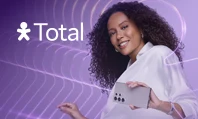 Thaís Araújo com celular na mão. Logo Vivo Total
