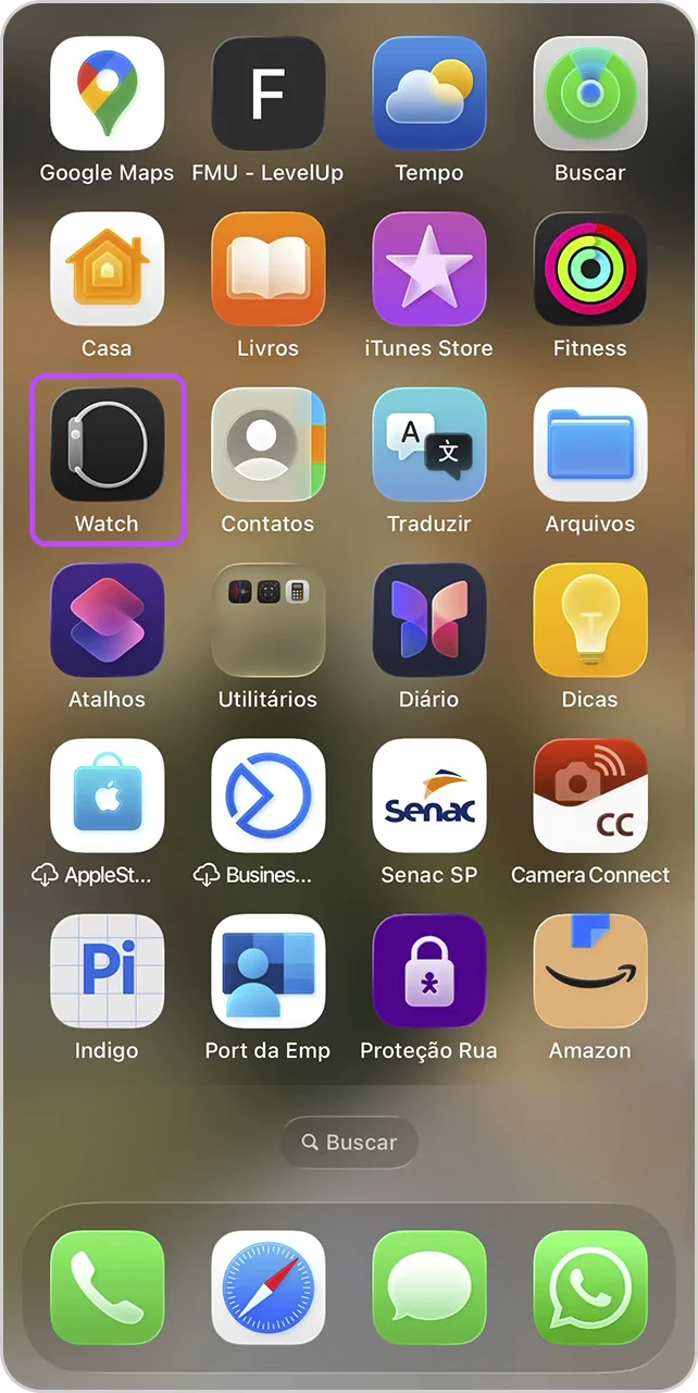 Tela inicial do iPhone com o app "Watch" em destaque.