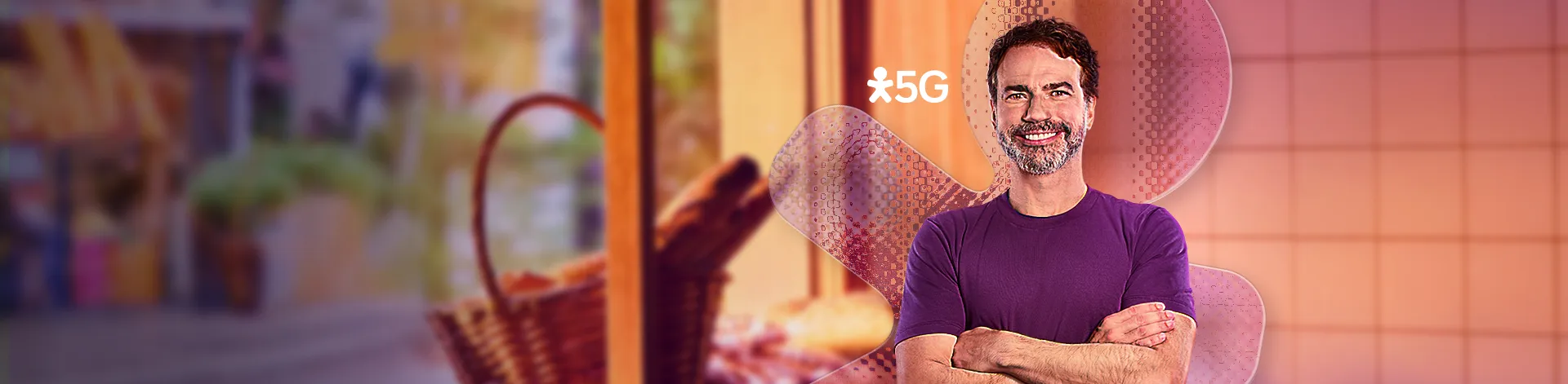 Homem de camiseta roxa com braços cruzados e sorrindo.  Selo "5G".