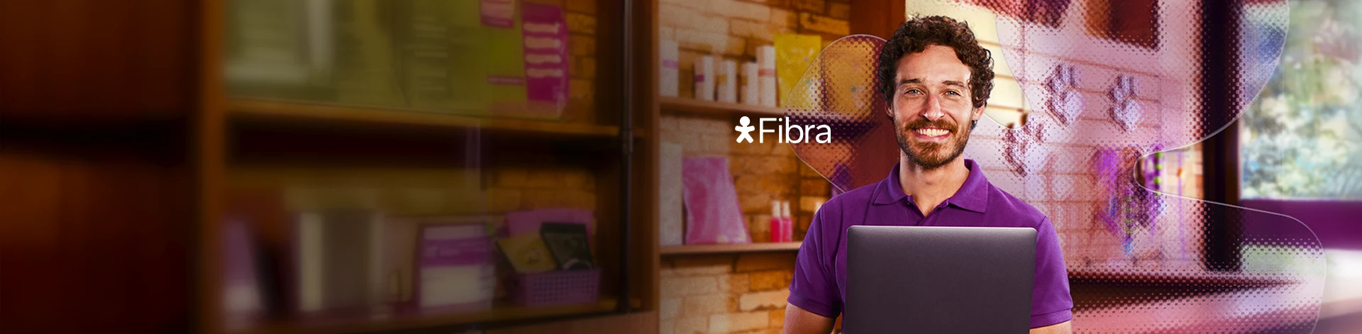 Imagem de um homem sorrindo com computador na mão e logo Vivo Fibra