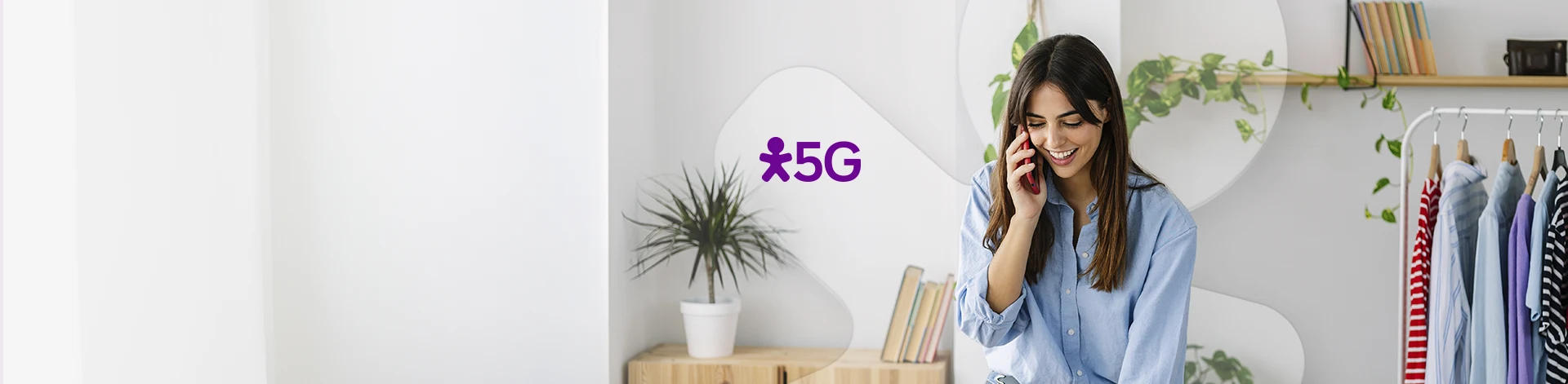 Pessoa usa smartphone ao lado de notebook em banner do 5G.