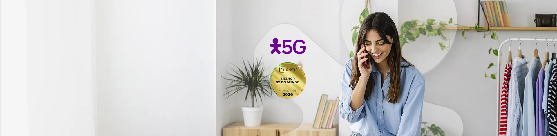Pessoa ao celular em ambiente de trabalho com selo nPerf de Melhor 5G do Mundo 2026.