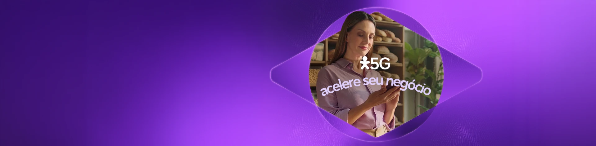 Imagem de mulher segurando celular em uma padaria. Lê-se: Vivo 5G, acelere seu negócio.