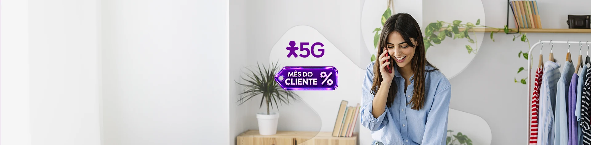 Pessoa usa smartphone ao lado de notebook em banner do Mês do Cliente 5G.